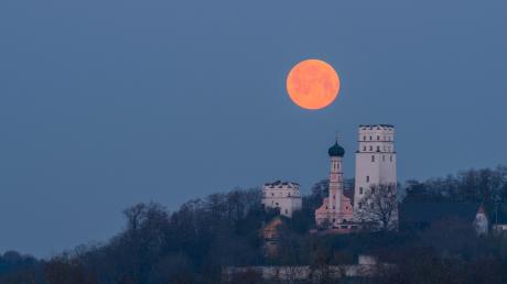 Ein besonderes Foto ist dem Gersthofer Wolfgang Spandl am frühen Morgen gelungen. 
Dank guter Sichtverhältnisse und klarem Wetter konnte er mit einer Foto-App den Monduntergang hinter der Markter Burg festhalten.