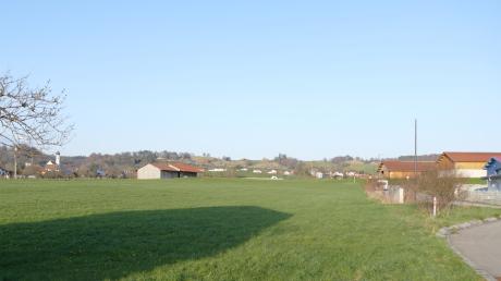 Nördlich des bestehenden Gewerbegebiets (rechts) will der Gemeinderat auf der grünen Wiese 21.000 Quadratmeter Bauland ausweisen.
