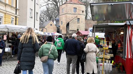 Die Augsburger Dult lädt zu einem Einkaufsbummel im Freien ein. Die Händlerinnen und Händler stellen fest, dass jüngere Generationen immer mehr das Angebot zu schätzen lernen. 