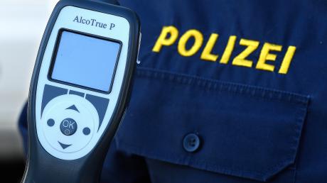 Weil ein Autofahrer zu viel Alkohol getrunken hatte, muss er nach einer Kontrolle in Ustersbach mit Konsequenzen rechnen. 