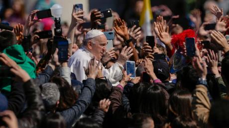 Papst Franziskus winkt von seinem Papamobil aus den Gläubigen zu, die sich am Ende der Ostermesse auf dem Petersplatz versammelt haben. 
