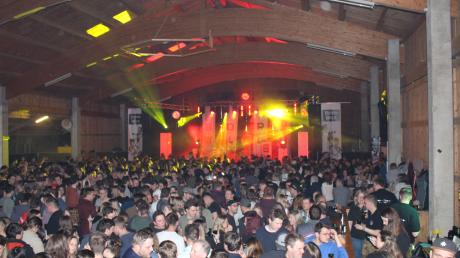 Die Steberhalle in Ried war voll: Über 1000 Gäste kamen zur Party "Ried rockt" zusammen.