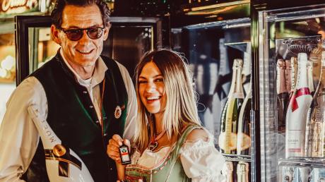 Bei hochwertigem Champagner gibt es auf den Märkten einen Engpass - das spürte auch Harry Winderl, Chef der Schalleralm auf dem Plärrer - hier mit seiner Mitarbeiterin Klara Lugert.
