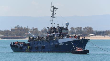 Die rechtsgerichtete Regierung Italiens hat den Notstand ausgerufen, um den Ansturm von Migranten an der Südküste des Landes zu bewältigen.
