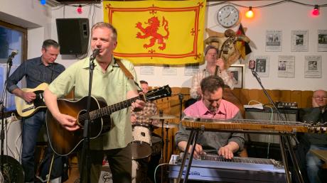 Sie spielen klassische amerikanische Country Music, doch sie kommen aus Schottland: John Miller & His Country Casuals traten vor rappelvollem Haus im alten Sportheim von Illerberg auf. 
