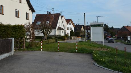 Der Teil der Straße Sahlenberg, der entlang der Staatsstraße St2020 am nördlichen Ortseingang von Oberroth verläuft, wird mit einem Gehweg ausgestattet.