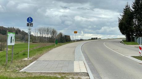 Auf dieser Seite geht es nicht weiter: Am südlichen Ortsende von Biberachzell endet der Fuß- und Radweg. Fußgängerinnen und Fußgänger müssen die Straße überqueren. 