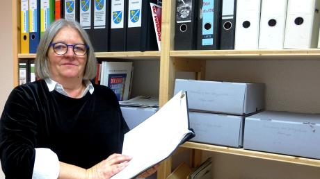 Archivarin Monika Kolb geht mit Leidenschaft ihrem Beruf nach und hat das Archiv in den neuen Räumen übersichtlich angeordnet.