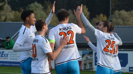 Patrick Wurm (Nummer 25) und Fabian Krug (22) wollen mit dem SV Cosmos Aystetten jubeln.
