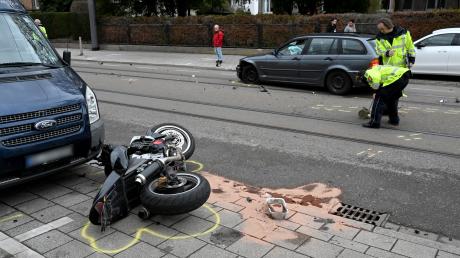 Die Polizei schätzt den Schaden beim Unfall auf circa 11.000 Euro.