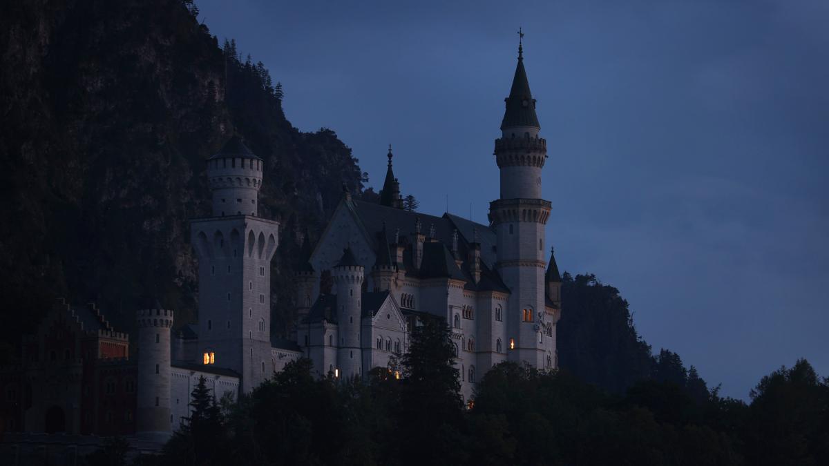 #Schloss Neuschwanstein wird nachts wieder beleuchtet