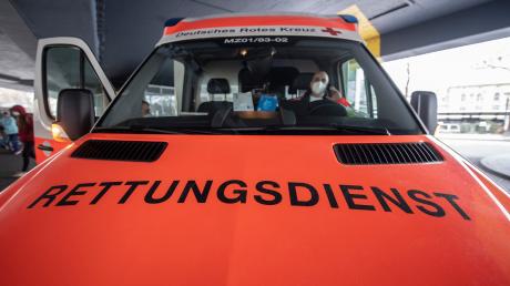 Vier Menschen mussten nach einem Unfall bei Thalfingen ins Krankenhaus gebracht werden.