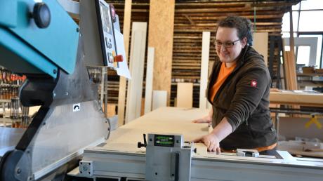 Nathalie Bradl ist Tischlerin bei Federle Holzbearbeitung in Fultenbach. Sie wurde kürzlich als Innungsbeste ausgezeichnet.