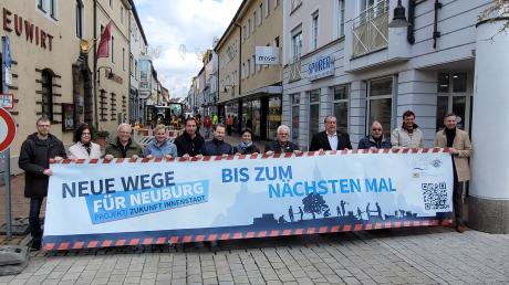 Am Montag haben die Bauarbeiten für die Sanierung der Neuburger Färberstraße begonnen. Die Verantwortlichen der Stadt sowie betroffene Geschäftsleute freuen sich auf "neue Wege für Neuburg".