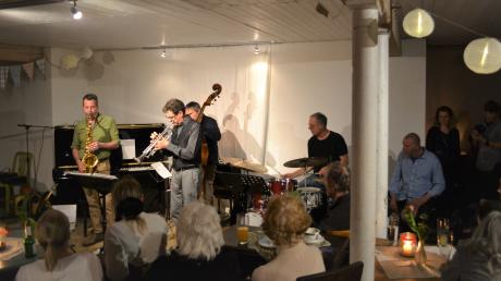 10 Jahre Kultur-Stadl: Inhaber Notker Zikeli (links) hat mit musikalischen Begleitern zusammen musiziert und gefeiert. 