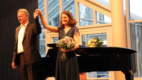 Mezzosporanistin Klaudia Tandl und Pianist Eric Schneider nehmen am Ende eines fulminanten Konzertabends glücklich den Applaus ihres Publikums entgegen.
