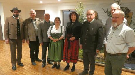 Zur neuen Vorsitzenden des Jagdschutz- und Jägervereins Günzburg wurde Monika Gruler (Vierte von rechts) gewählt. Ihre Stellvertreterin ist Iris Lehmann (Vierte von links). 