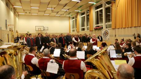 Einen gesanglichen Massenchor zauberten die Bayernhymne beim Festauftakt zum 51. Bezirksmusikfest in Dirlewang und das 150-jährige Jubiläum des Musikvereins in der Turnhalle herbei.