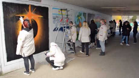 Über mehrere Tage waren die Schülerinnen und Schüler gemeinsam mit Sprayern aus Augsburg kreativ und gestalteten die Fußgängerunterführung.