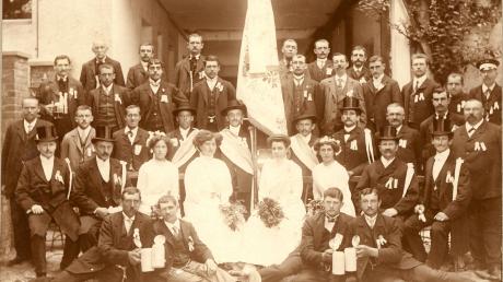 Am 4. Juli 1910 wurde in Aichach ein weiterer Kriegerverein mit dem Namen „Soldatenverein Aichach und Umgebung“ ins Leben gerufen. Dieser Verein weihte im Juli 1911 seine eigene Fahne.