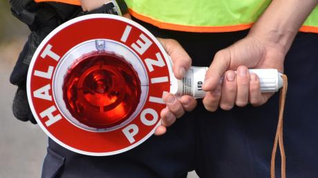 Die Polizei hat einen Autofahrer kontrolliert, der bei Lengenfeld betrunken auf einem gesperrten Feldweg unterwegs war.