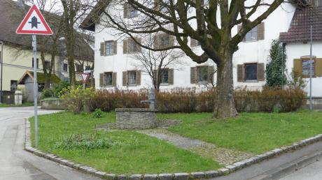 Die Umgestaltung des Platzes am Dorfbrunnen in Raisting zählt für Bürgermeister Martin Höck zu den Investitionen in die Zukunft seiner Gemeinde .
