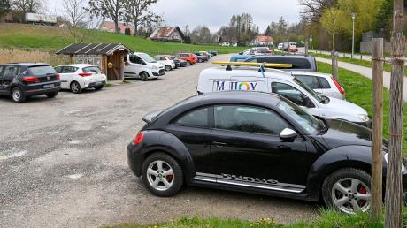 Der Behelfsparkplatz nahe des Warmbads Greifenberg ist meist voll. Die Greifenberger Gemeinderäte fordern mehr Parkplatzkapazitäten.