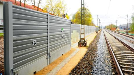 In Bäumenheim entsteht bis August 2023 insgesamt 2,4 Kilometer Lärmschutz am Gleis. Zwei der drei geplanten Abschnitte sind jetzt fertiggestellt. 