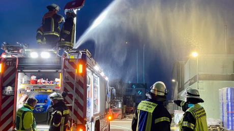 Ein Brand in einer Lagerhalle lautete das Szenario bei der Frühjahrsübung der Gablinger Feuerwehr.