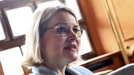 Oberbürgermeisterin Eva Weber hat am Donnerstag eine Bilanz ihrer bisherigen Regierungszeit gezogen und einen Ausblick auf die kommenden drei Jahre gegeben.     