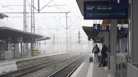 Am Augsburger Hauptbahnhof herrschte am Freitagmorgen weitgehende Leere auf den Bahnsteigen. 