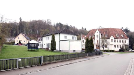 Das "Schwabhaus" (Mitte) ist im Besitz der Gemeinde Haldenwang, steht aber teilweise leer. In Verbindung mit der angrenzenden Fläche könnte das Anwesen
einer Nutzung als  Begegnungsstätte zugeführt werden. 