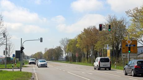 Die beiden Ampelanlagen zwischen Autobahnzubringer und Memminger Straße in Illertissen wurden am Freitag umgebaut.