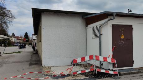 Das etwa telefonzellengroße Videoreisezentrum, das die Bahn 2018 am Geltendorfer Bahnhof eingerichtet hatte, ist verschwunden.