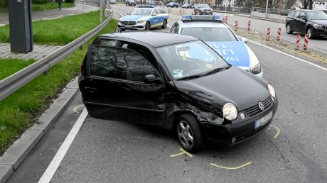 Ein 19-Jähriger wollte in diesem VW Lupo vor der Polizei flüchten. Nach einem Unfall wird er gestoppt.