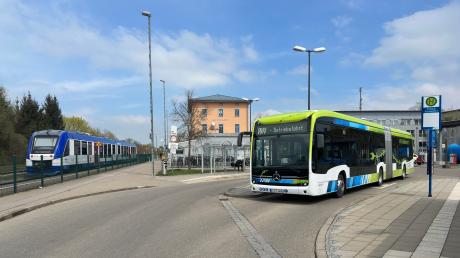 E-Busse verkehren ab dem Fahrplanwechsel im nördlichen Teil des Landkreises Aichach-Friedberg: Ab Dezember 2023 sind 14 Busse der Firma Egenberger auf zehn AVV-Regionalbuslinien elektrisch unterwegs - und halten auch am Aichacher Bahnhof.
