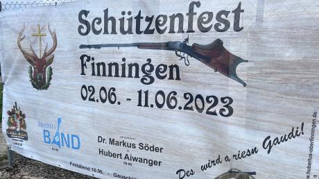 Auf diesem Banner in Steinheim sind Ministerpräsident Markus Söder und Wirtschaftsminister Hubert Aiwanger noch gemeinsam als Redner beim Schützenfest in Finningen angekündigt. Nun hat Söder den Termin abgesagt. 