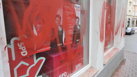 Das SPD-Bürgerbüro im Domviertel ist mit roter Farbe beschmiert worden. 