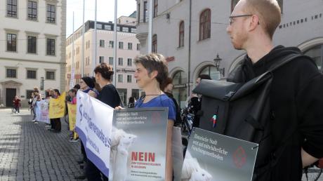 Augsburger Aktivisten bei einer Veranstaltung am Rathausplatz zum Internationalen Tag gegen Tierversuche.