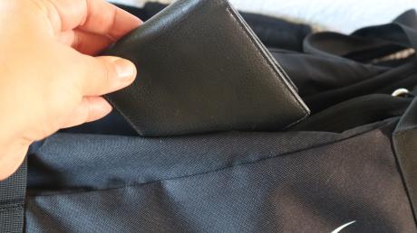 In Dinkelscherben ist ein Geldbeutel aus einer Handtasche gestohlen worden, berichtet die Polizei.