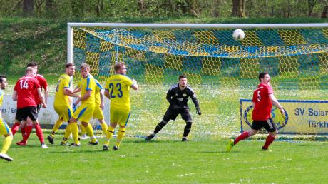 Um jeden Ball wurde im Wertachstadion in Türkheim gekämpft. Am Ende hatte der SVS Türkheim (gelb) das Nachsehen. 