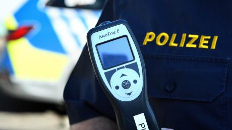Die Polizei hat in Syrgenstein einen Autofahrer gestoppt, der  mehr als 2,4 Promille Alkohol im Blut hatte. 