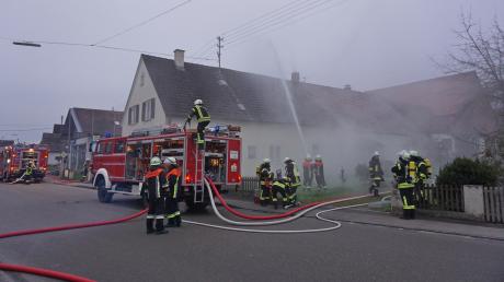 Beim "Feuerwehr-TÜV" bekämpfte die Feuerwehr Altenmünster den simulierten Brand mit schwerem Atemschutz zum Innenangriff und vier C-Rohren im Außenbereich.
