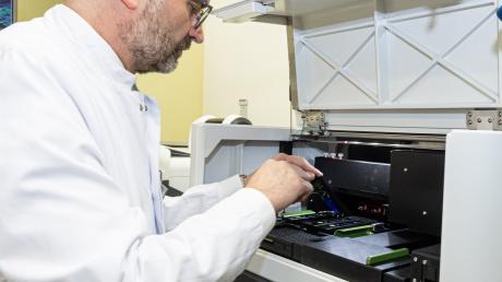 Professor Bruno Märkl vom Uniklinikum Augsburg freut sich über das hochmoderne Nanostring-Gerät zur Krebsdiagnose.