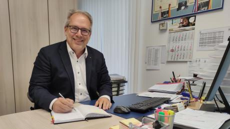 Heinz Geiling hat als ehrenamtlicher Bürgermeister von Sielenbach einen klar strukturierten Tag, um die Doppelbelastung zu meistern.