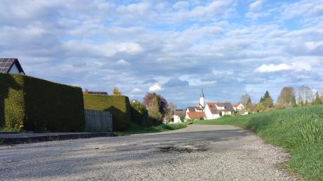 Für den Ausbau des Kirchenweges in Breitenthal wurden im Haushalt 995.000 Euro vorgesehen. Der vorhandene Wassergraben wird bleiben und ein Grünstreifen mit einem Meter Breite ist geplant.