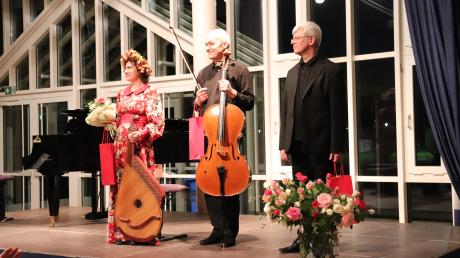 Sopranistin und Bandura-Spielerin Olha Lytvynenko, Cellist Meinrad Holler und der ukrainische Pianist Yuri Kot bei ihrem Auftritt in der Mertinger Schulaula.