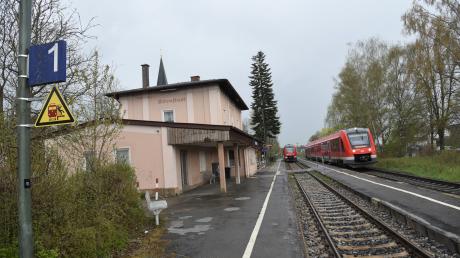 Die Dachsanierung des Altenstadter Bahnhofs soll in diesem Jahr beginnen.  Im Außenbereich soll zunächst der barrierefreie Bahnsteig umgesetzt werden. Dann soll die Fassadeninstandsetzung folgen.