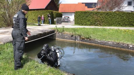 Nach dem Tod eines Ehepaars suchte die Polizei auch mit Tauchern im nahegelegenen Mühlbach nach Spuren und einer möglichen Tatwaffe.