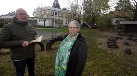 Michael Klüglich von der Gemeinde St. Matthäus und  Kita-Leitung Sylvia Kurth im Garten des Kindergartens mit Blick auf den Altbau.